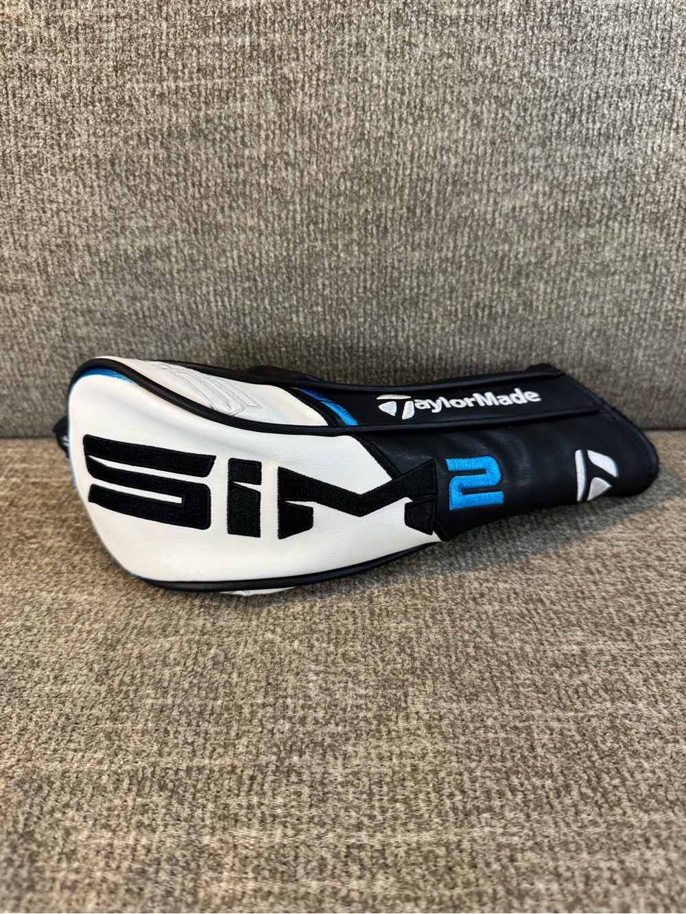 TaylorMade SIM2 Black/White/Blue 3 Wood golf club headcover